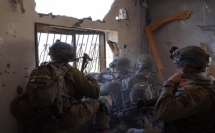 اهالي قطاع غزة يستقبلون عيد الفطر في ظل استمرار القتال والاشتباكات العنيفة