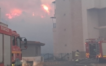 ألسنة النار تحاصر كريات شمونة وعطل يضرب شبكات الاتصال بالمنطقة