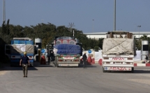 قوات الأمن تمنع من المتظاهرين اغلاق الطريق امام شاحنات المساعدات الانسانية في كرم سالم