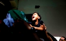 طفل يلحق بجثمان والده الشهيد في غزّة ويبكي بحرقة: الله يسهل عليك يابا