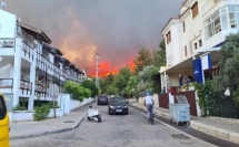 حريق هائل في الاحراش القريبة من الفنادق بمرمريس
