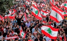 لبنان.. المحتجون يدعون إلى إضراب عام ويقطعون الطرقات
