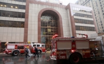 مقتل شخص واصابة آخر إثر تحطم طائرة هليكوبتر بمبنى في مانهاتن