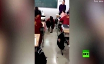 الصين: معلم يأمر تلميذته بتحطيم هاتفها بالمطرقة