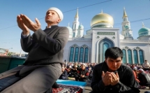 الملايين من المسلمين حول العالم يحتفلون بعيد الفطر المبارك