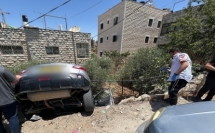 اصابة 3 اشخاص اثر انحراف سيارة عن مسارها وسقوطها في ساحة بشارع ام كلثوم في القدس