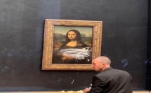 رجل متنكر يلطّخ لوحة موناليزا بالكريمة في متحف اللوفر