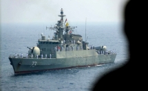 في ظروف غامضة .... غرق سفينة عسكرية للبحرية الإيرانية بعد اندلاع حريق فيها