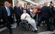 البابا فرنسيس يغادر المستشفى بعد جراحة في البطن