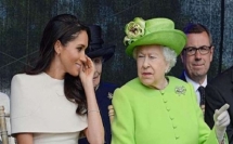 ملكة بريطانيا تحظر على زوجة حفيدها زيارتها بالجينز الممزق