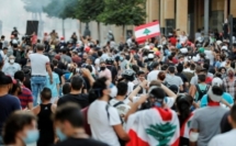 احتجاجات بيروت: متظاهرون يقتحمون وزارتين وتواصل الاشتباكات في محيط البرلمان