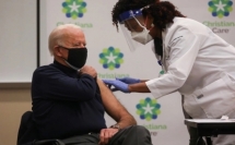 ارتفاع كبير في عدد اصابات الكورونا في الولايات المتحدة وبايدن يتلقى اللقاح