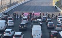 متظاهرون يغلقون شارع أيالون في تل ابيب وآخر قرب قيساريا للمطالبة بصفقة تبادل أسرى ومختطفين
