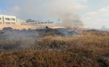اندلاع حريق كبير في منطقة مفتوحة في جسر الزرقاء