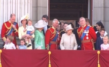ماذا فعل الأمير الصغير ليخطف الأنظار من الملكة إليزابيث..؟
