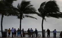 فلوريدا تجلي مئات الألاف من سكانها مع اقتراب إلاعصار