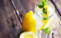 الماء الدافئ والليمون قد يسبب تساقط أسنانك!