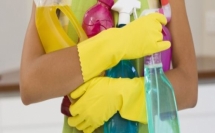 احذروا خلال استخدام مواد التنظيف واحرصوا على إبعادها عن متناول يد الأطفال