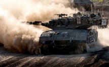 التحقيق بملابسات انحراف قذيفة دبابة إسرائيلية في قطاع غزة عن مسارها وسقوطها داخل الأراضي الاسرائيلية