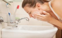 الفرق بين تنظيف الوجه يدويا أو باستخدام فرشاة السيلكون