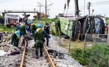 مقتل 20 على الأقل في تصادم بين حافلة وقطار في وسط تايلاند