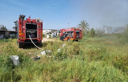 استدعاء طائرات وسيارات اطفاء لاخماد حريق اندلع بأشواك في منطقة المركز