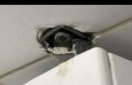 العثور على كاميرا مخفية داخل حمام في كلية والشرطة تشرع بالتحقيق