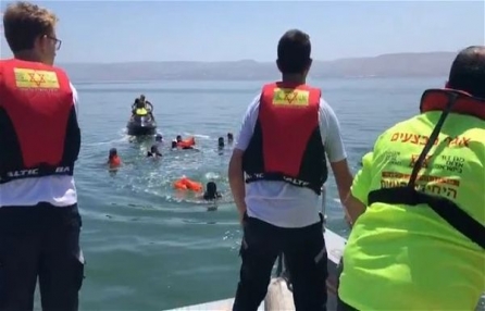 نجمة داود الحمراء: انقاذ 12 شخصا بعد غرق قارب في بحيرة طبريا