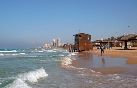 صفارات انذار بالشمال وهروب المستجمين على شاطئ بمنطقة حيفا