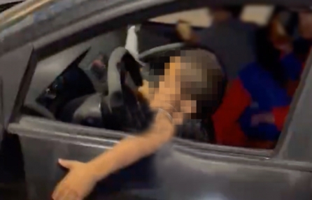 اعتقال أب بعد انتشار فيديو يوثق قيام ابنه البالغ من العمر 7 سنوات بقيادة سيارة